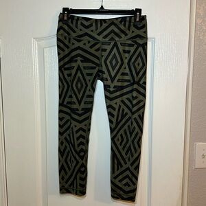 Lululemon size 6 women’s capri align legging/25”/olive green&black pattern.
